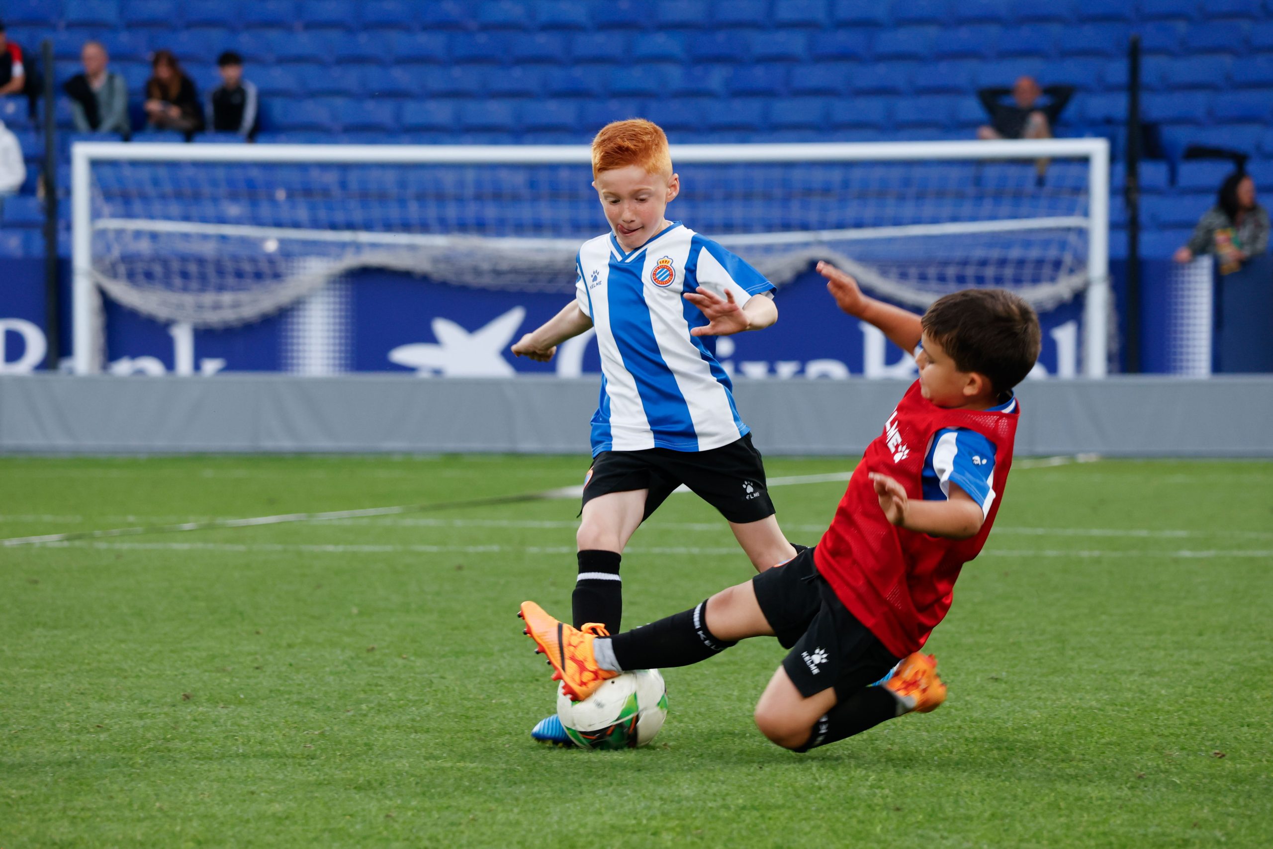 Young player shooting during RCDE training